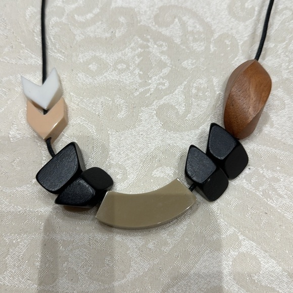 NWT decouture wood & resin necklace - Picture 2 of 8